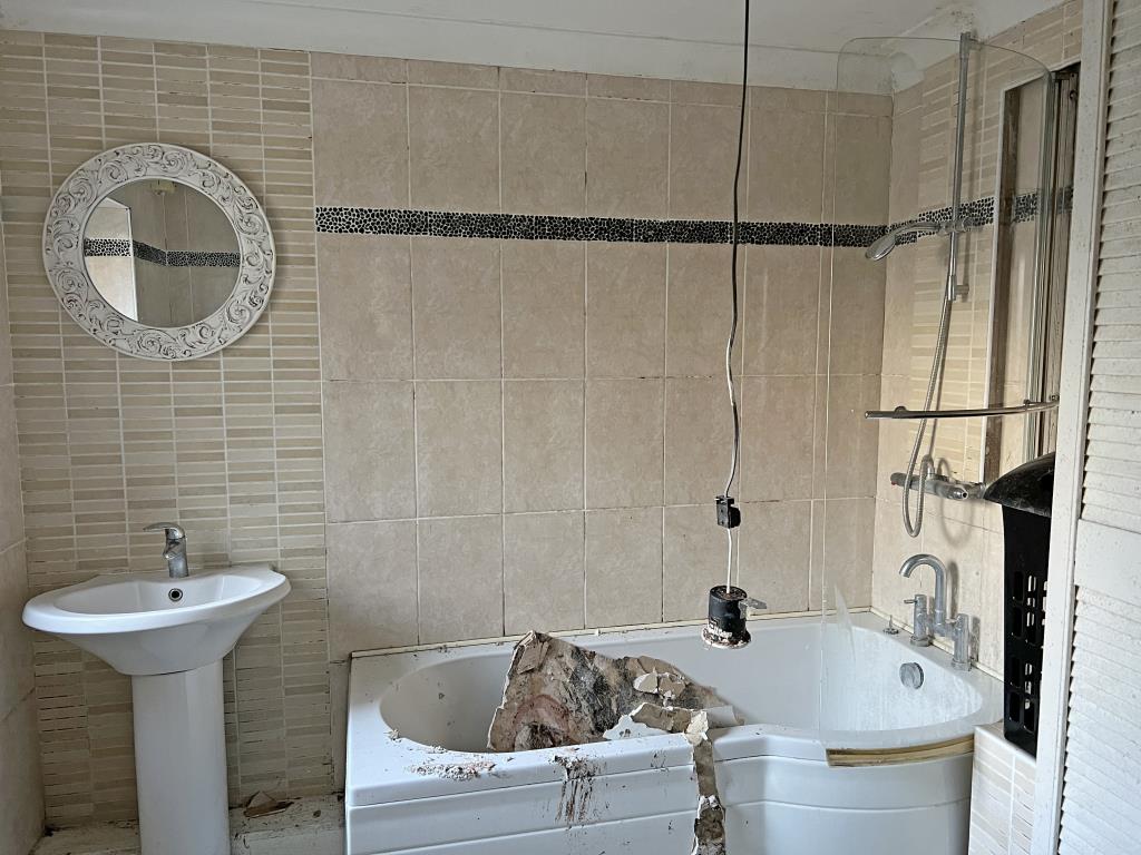 Lot: 142 - DETACHED BUNGALOW FOR IMPROVEMENT - Bathroom suite and tiled walls